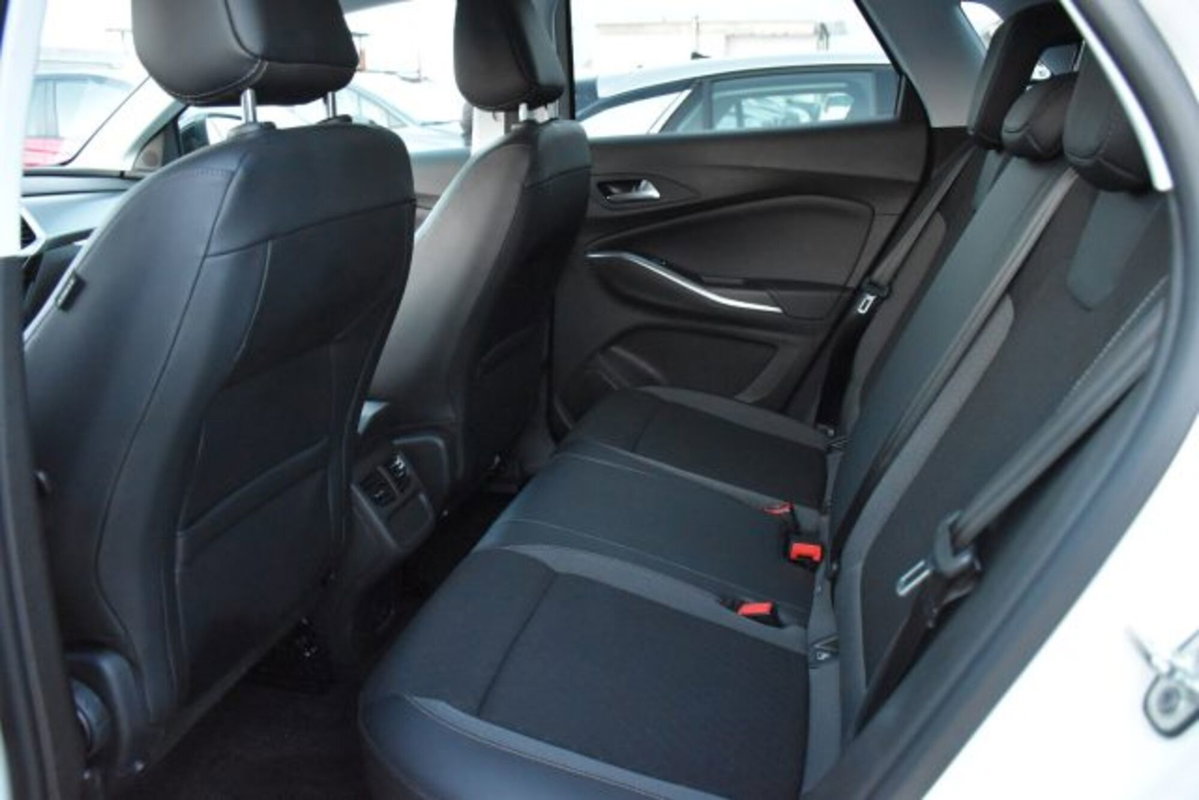 Opel Grandland 1.5 diesel Ecotec aut. Business Elegance (16)