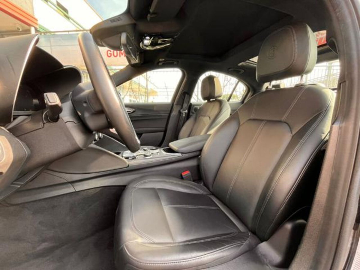Alfa Romeo Giulia 2.0 Turbo 280 CV AT8 AWD Q4 Ti (10)