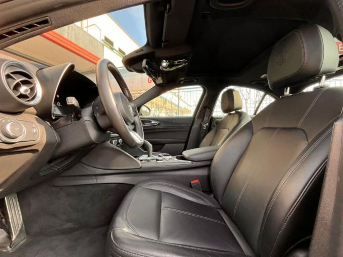 Alfa Romeo Giulia 2.0 Turbo 280 CV AT8 AWD Q4 Ti (19)