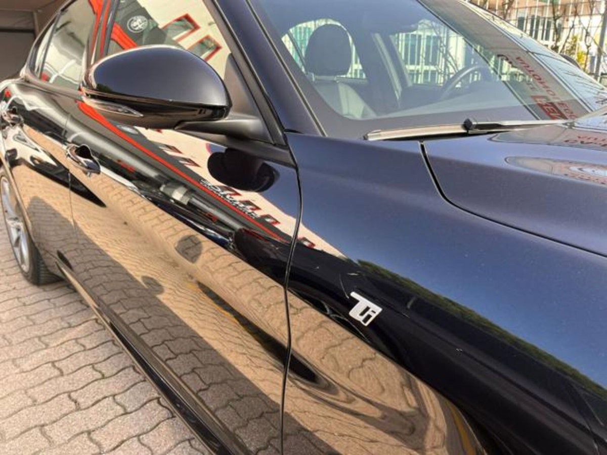 Alfa Romeo Giulia 2.0 Turbo 280 CV AT8 AWD Q4 Ti (9)