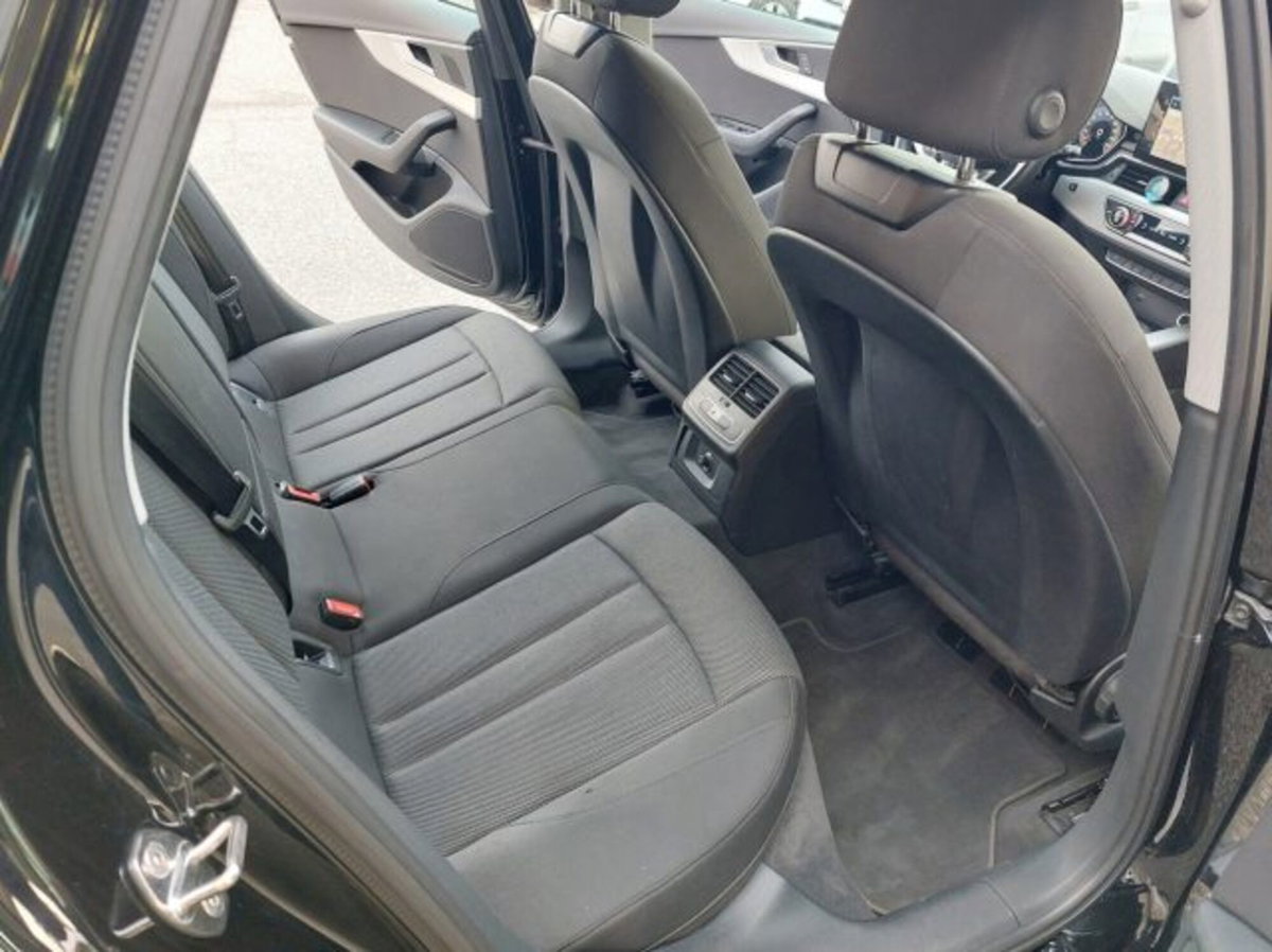 Audi A4 Avant 30 TDI/136 CV S tronic S line edition (14)