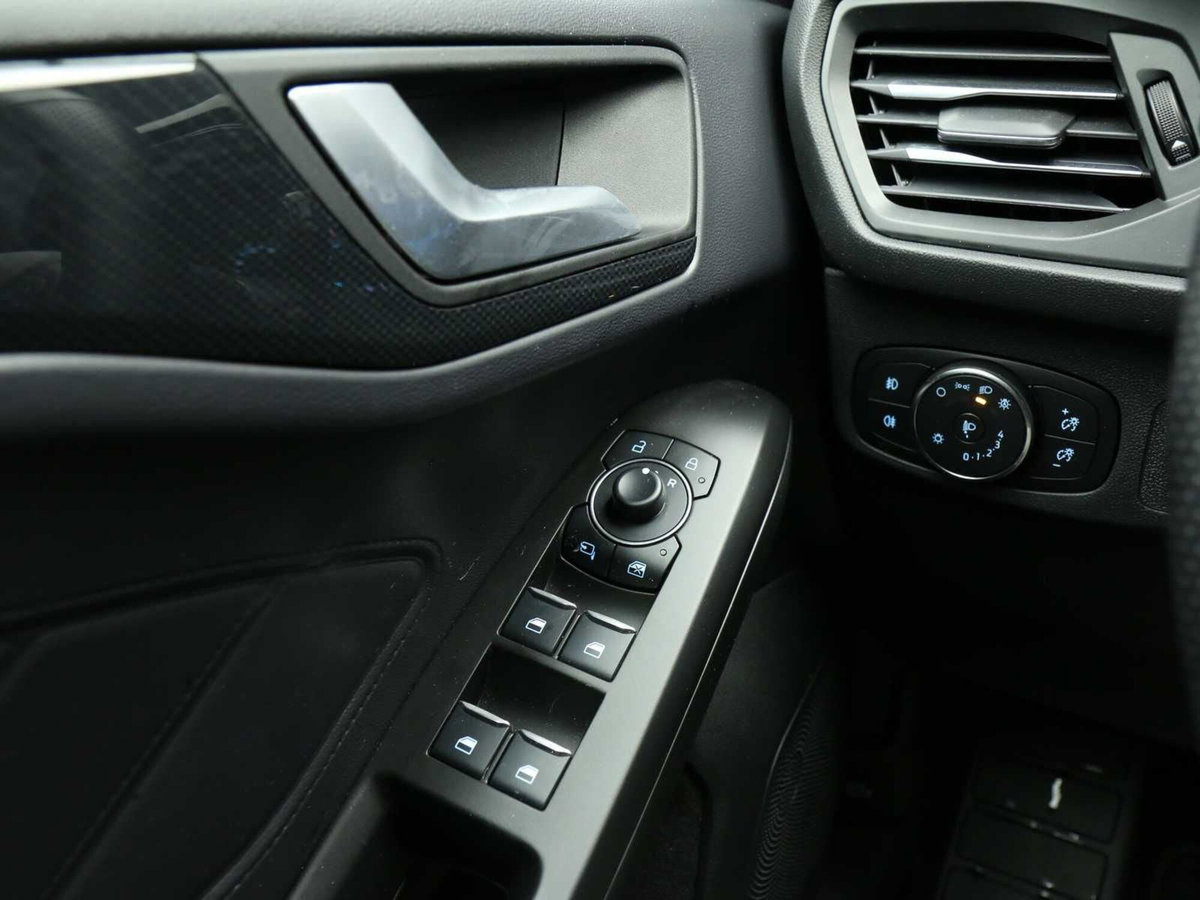 Ford Focus 1.0t ecoboost h ST-Line X 155cv powershift (15)