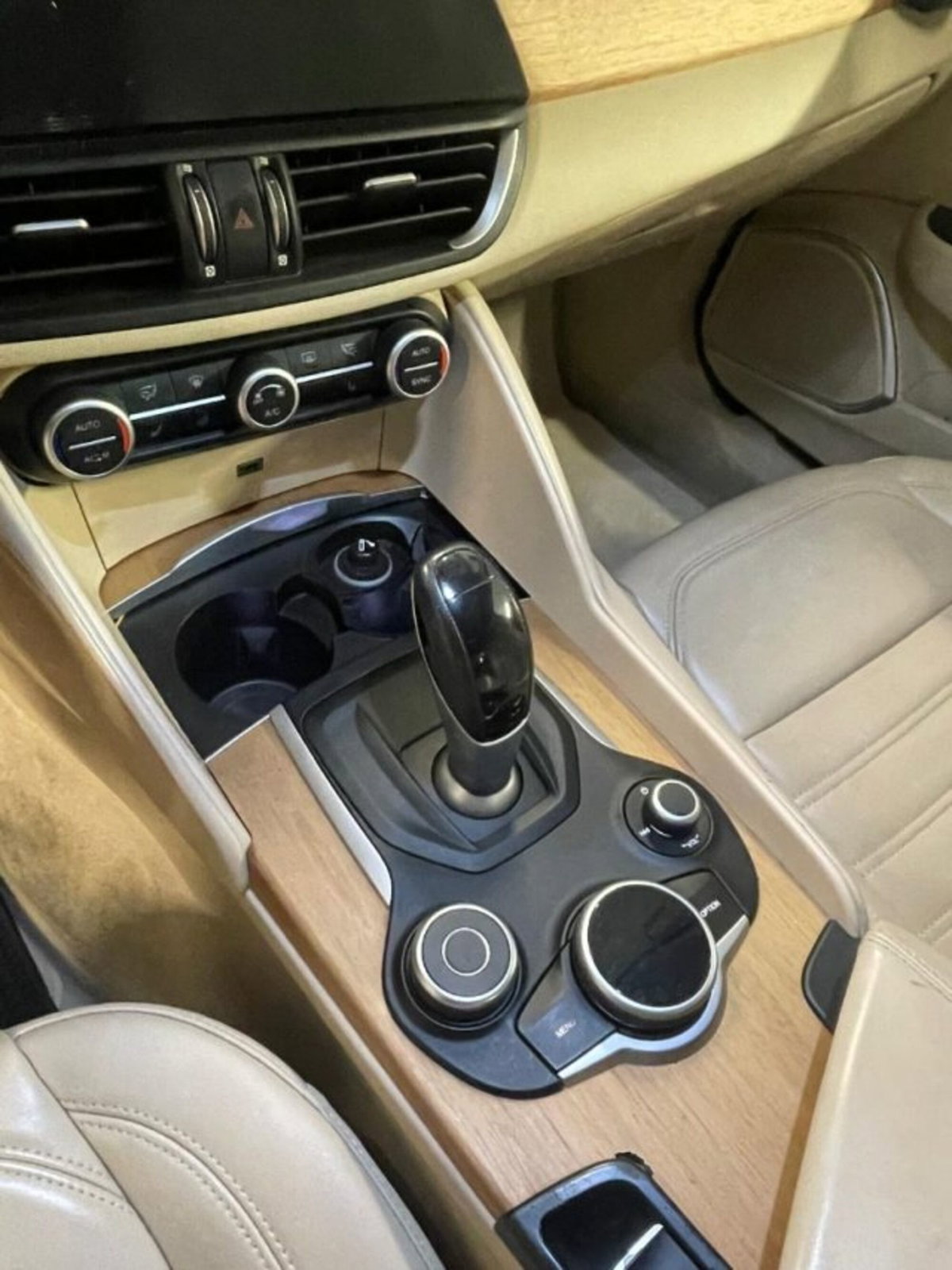 Alfa Romeo Giulia 2.2 Turbodiesel 210 CV AT8 AWD Q4 Veloce (5)
