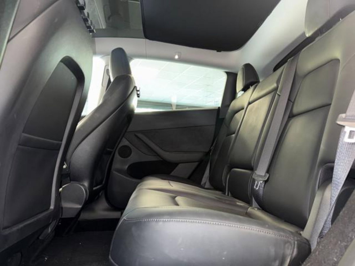 Tesla Model Y Long Range awd (12)