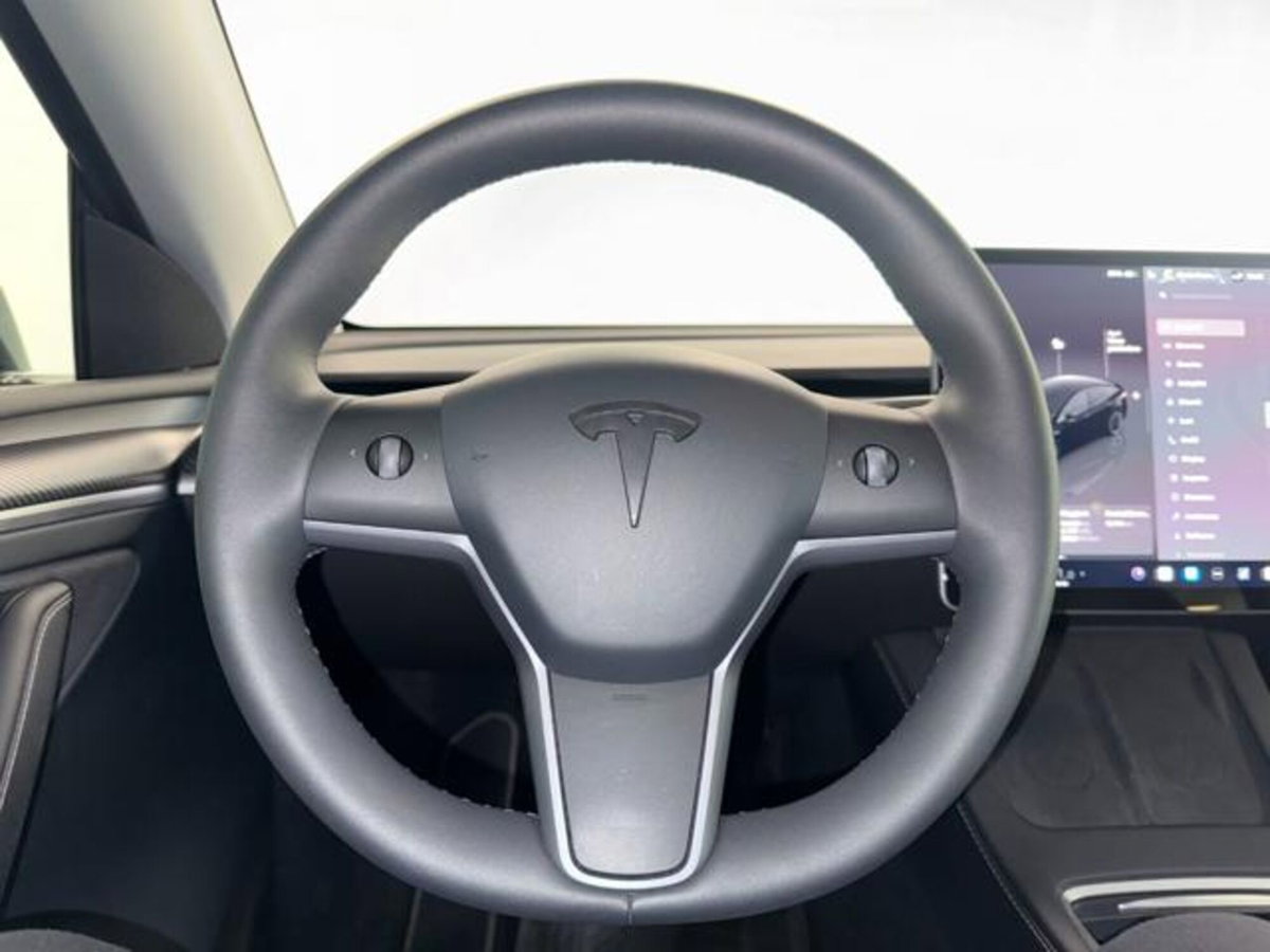 Tesla Model Y Long Range awd (14)