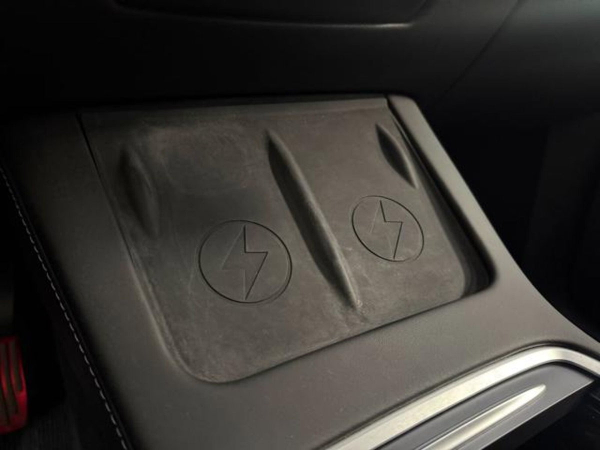 Tesla Model Y Long Range awd (17)