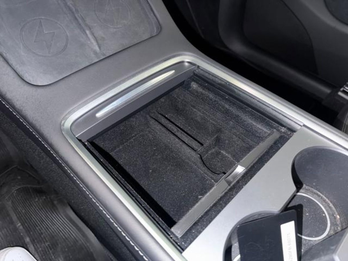 Tesla Model Y Long Range awd (18)