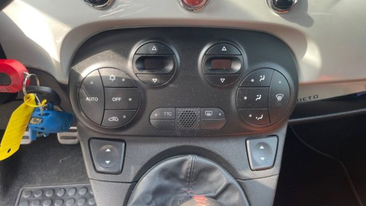 Abarth 500 Cabrio 1.4 Turbo T-Jet Custom (11)