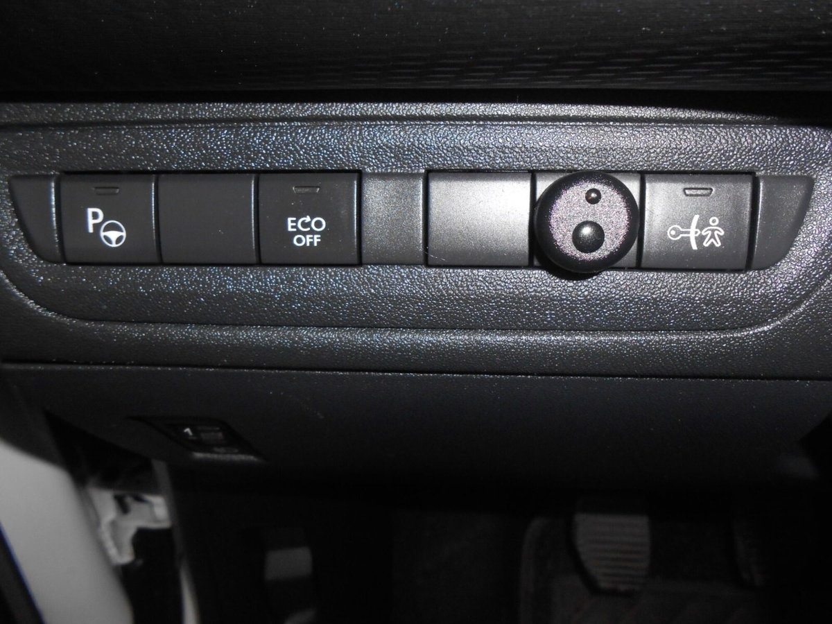 Peugeot 2008 e-HDi 115 CV Stop&Start Allure (15)