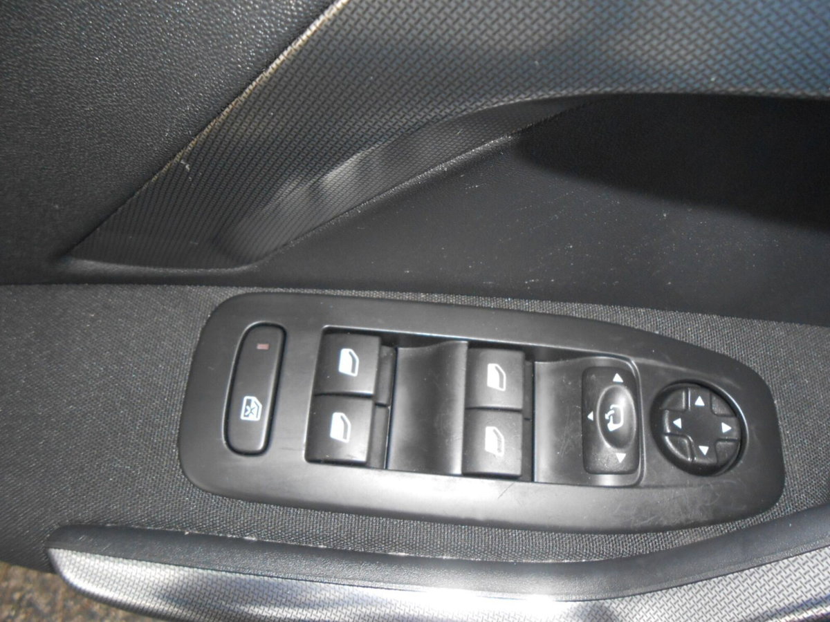 Peugeot 2008 e-HDi 115 CV Stop&Start Allure (16)