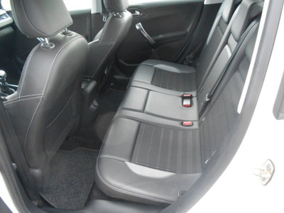 Peugeot 2008 e-HDi 115 CV Stop&Start Allure (8)