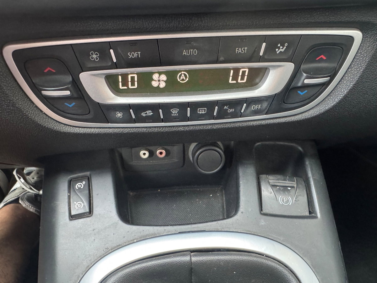 Renault Scenic E-Tech Electric 1.9 dCi 130CV Dynamique (14)