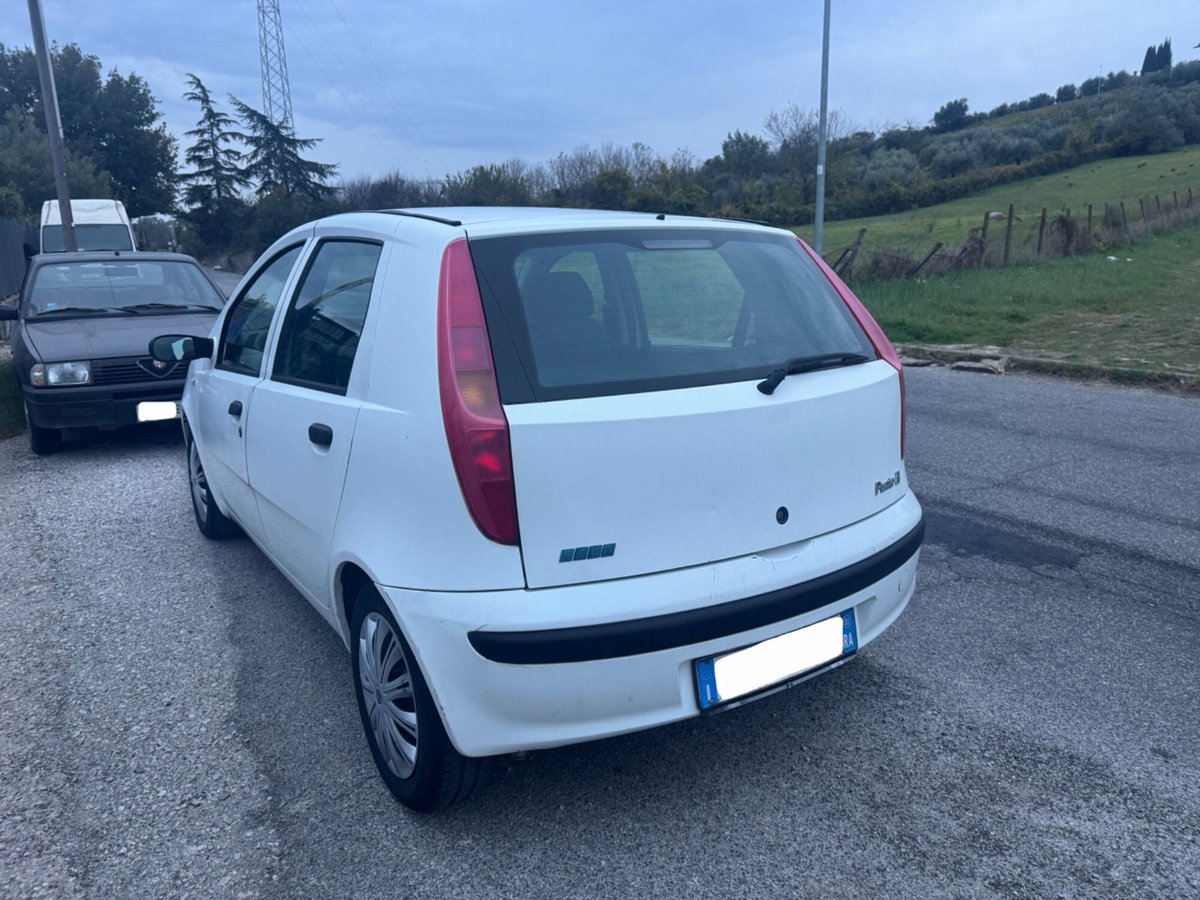 Fiat Punto 1.2i cat 5 porte ELX (2)