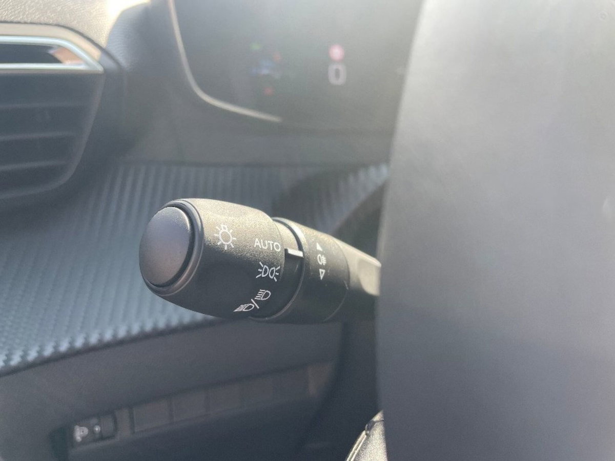 Peugeot 2008 1.2 puretech Active s&s 100cv (14)