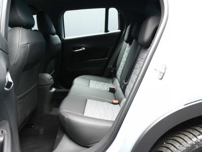 Jeep Avenger 1.2 turbo e-hybrid mhev Upland 4xe 145cv edct6 (9)