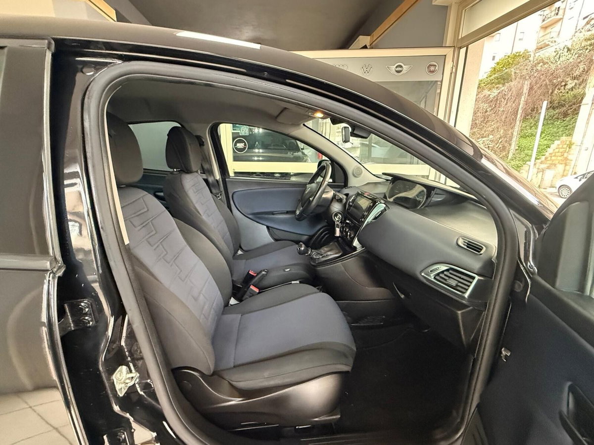 Lancia Ypsilon 1.0 FireFly 5 porte S&S Hybrid Silver Plus (10)