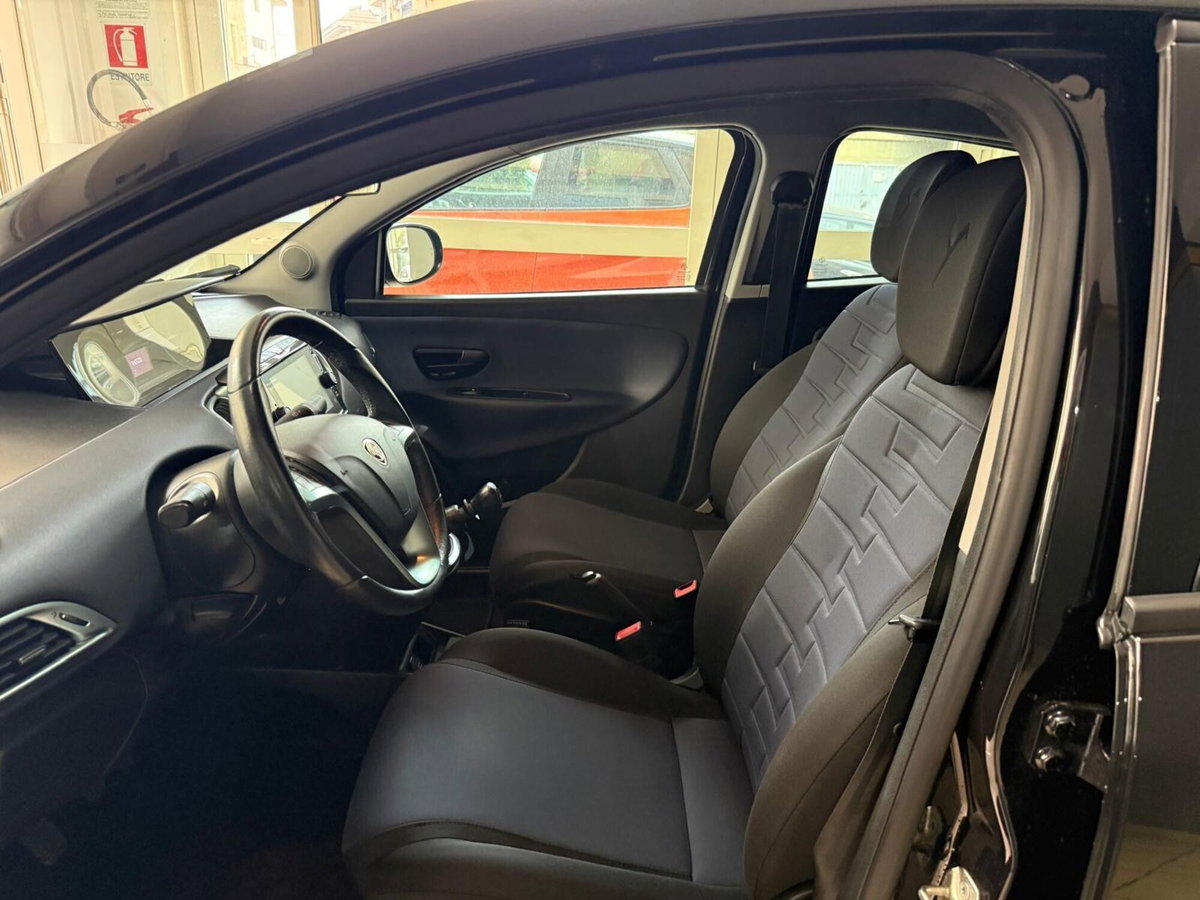 Lancia Ypsilon 1.0 FireFly 5 porte S&S Hybrid Silver Plus (4)