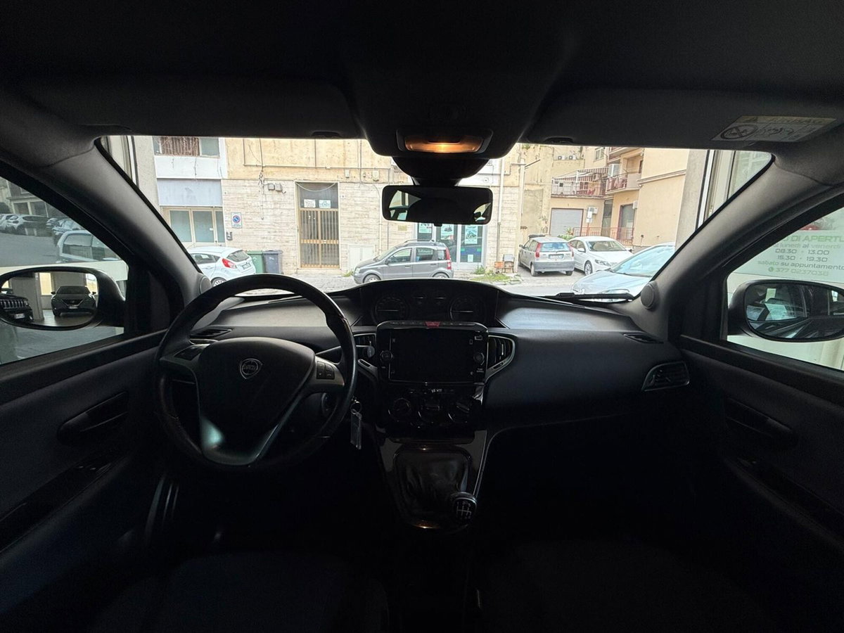 Lancia Ypsilon 1.0 FireFly 5 porte S&S Hybrid Silver Plus (6)