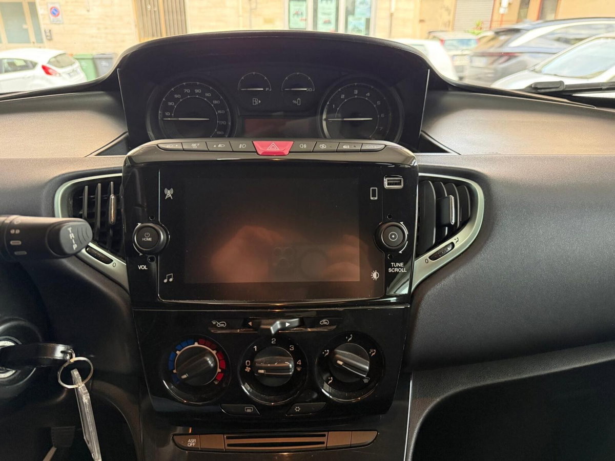 Lancia Ypsilon 1.0 FireFly 5 porte S&S Hybrid Silver Plus (8)