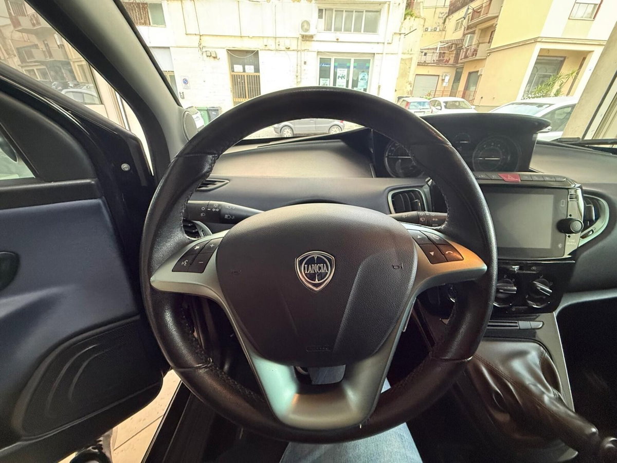 Lancia Ypsilon 1.0 FireFly 5 porte S&S Hybrid Silver Plus (9)