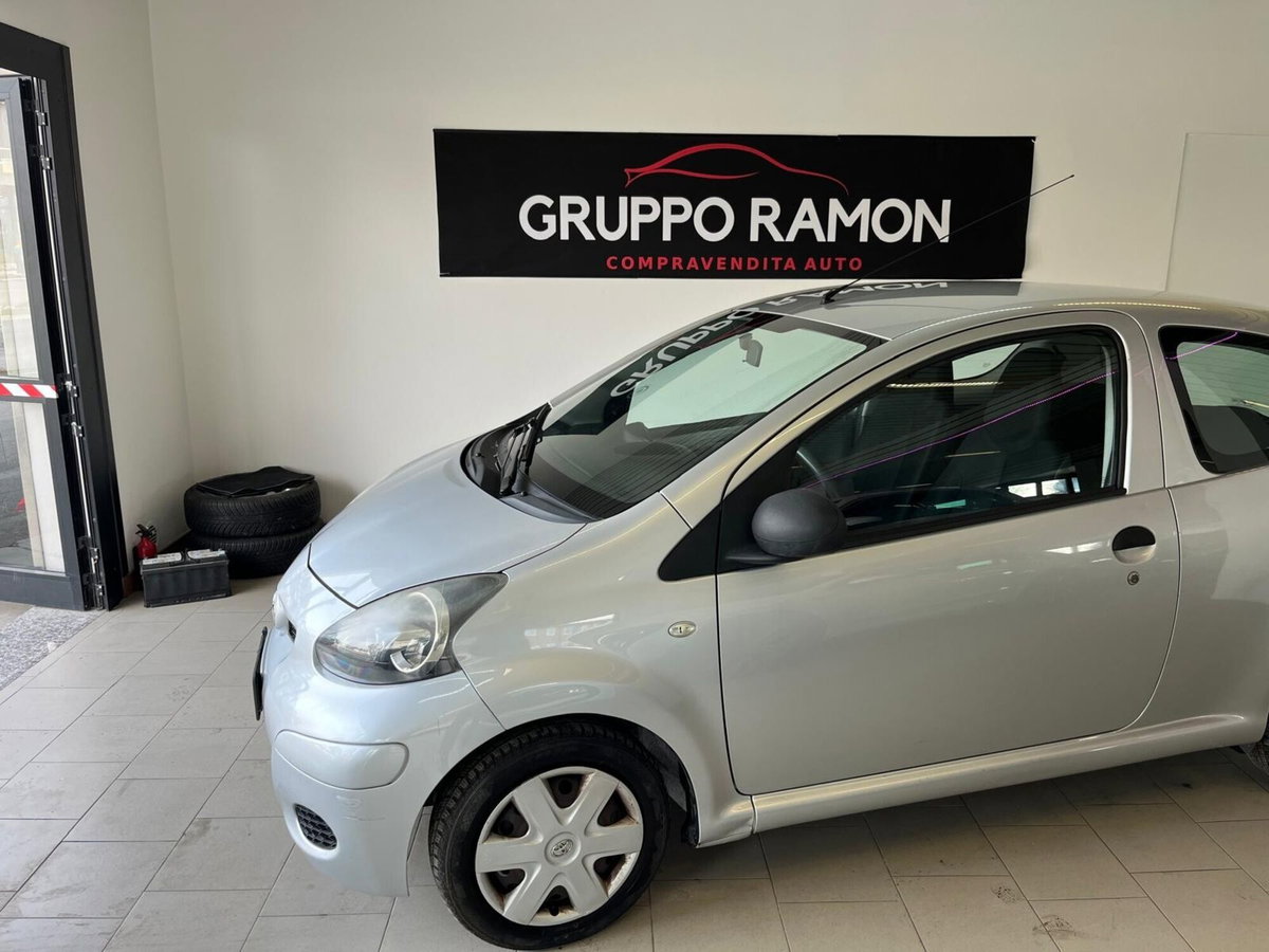 Toyota Aygo 1.0 12V VVT-i 3 porte Sol Connect (2)