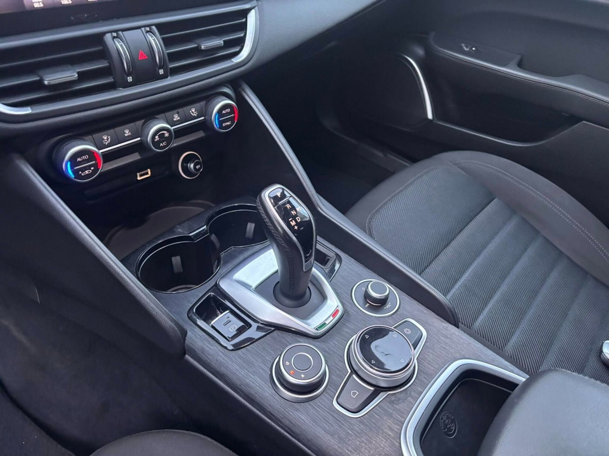Alfa Romeo Giulia 2.2 Turbodiesel 160 CV AT8 Business (15)