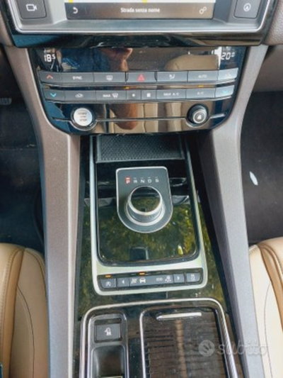 Jaguar F-Pace 2.0 D 180 CV AWD Pure (11)