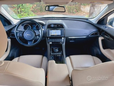Jaguar F-Pace 2.0 D 180 CV AWD Pure (3)