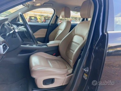 Jaguar F-Pace 2.0 D 180 CV AWD Pure (4)