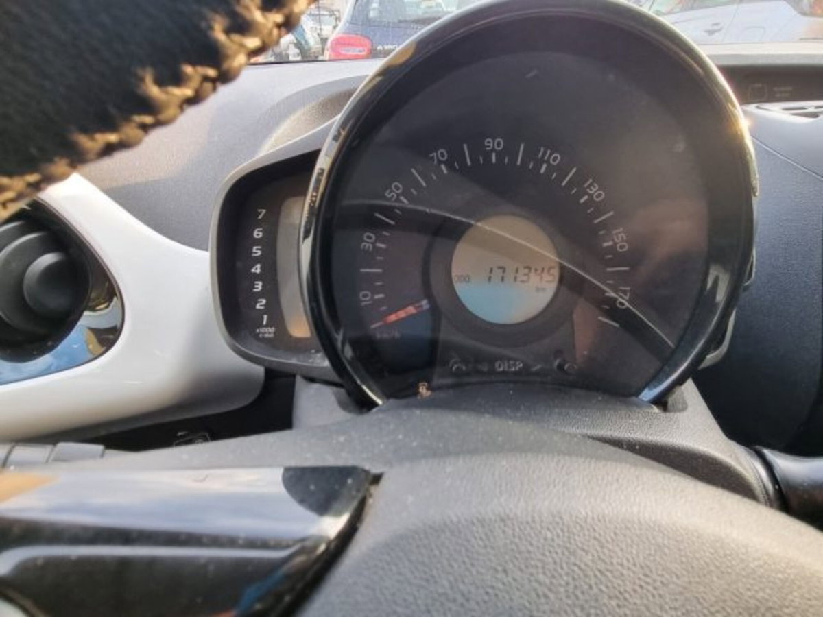 Toyota Aygo 1.0 VVT-i 69 CV 5 porte x-play (10)