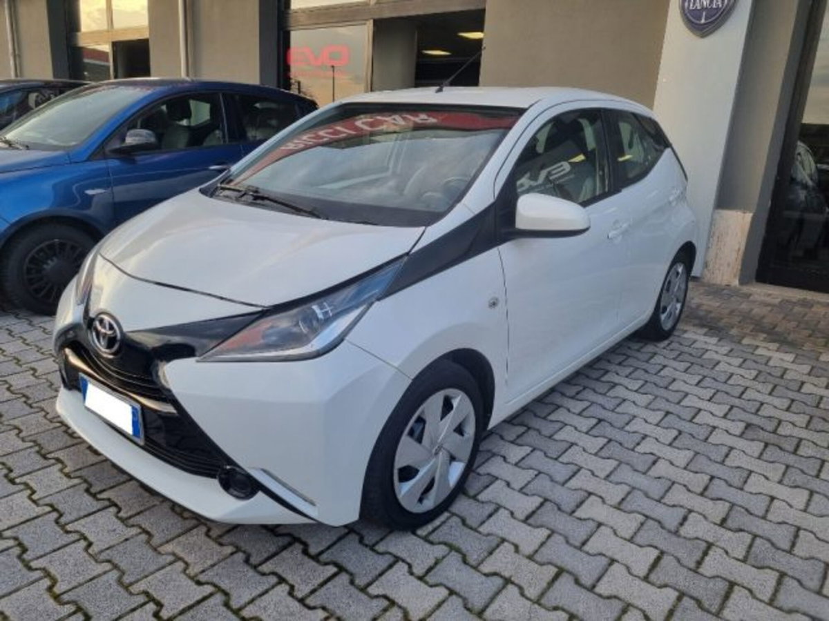 Toyota Aygo 1.0 VVT-i 69 CV 5 porte x-play (2)