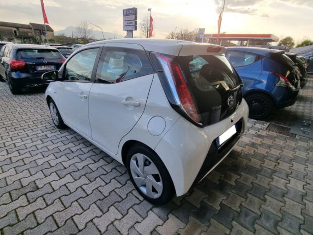 Toyota Aygo 1.0 VVT-i 69 CV 5 porte x-play (4)
