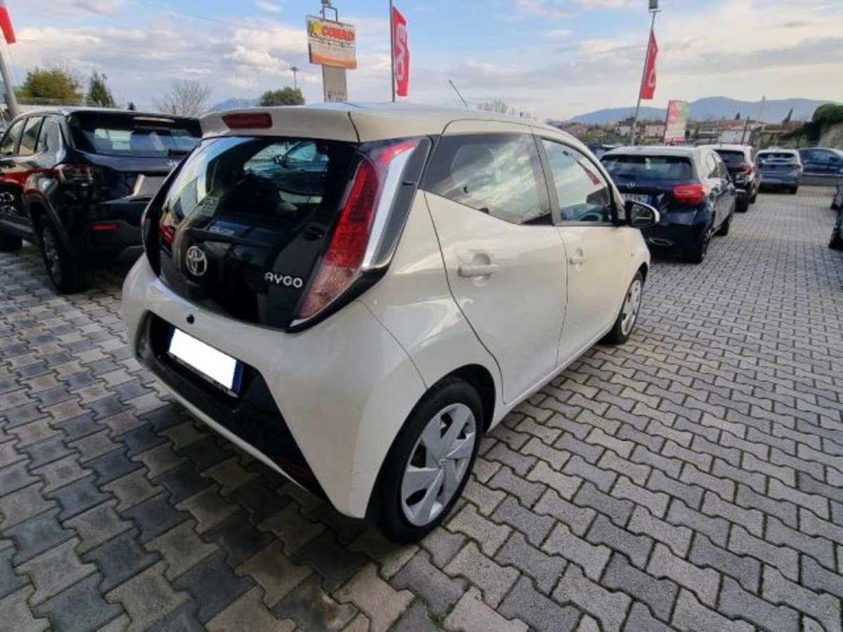 Toyota Aygo 1.0 VVT-i 69 CV 5 porte x-play (6)