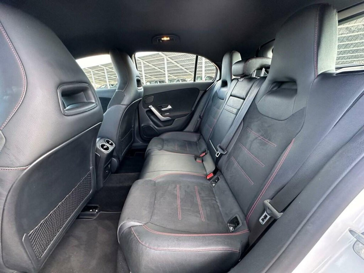 Mercedes-Benz Classe A 180 d Premium (8)