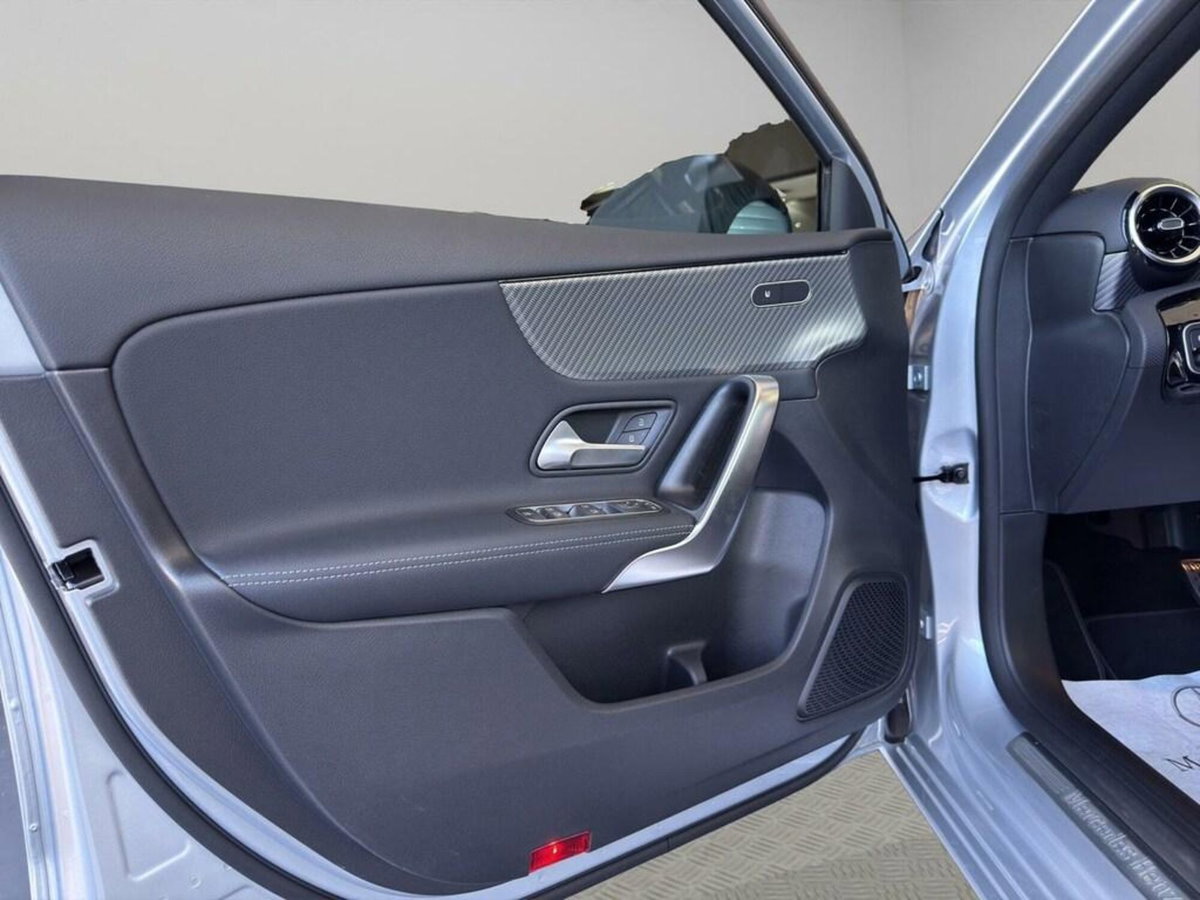 Mercedes-Benz Classe A 180 d Premium (10)