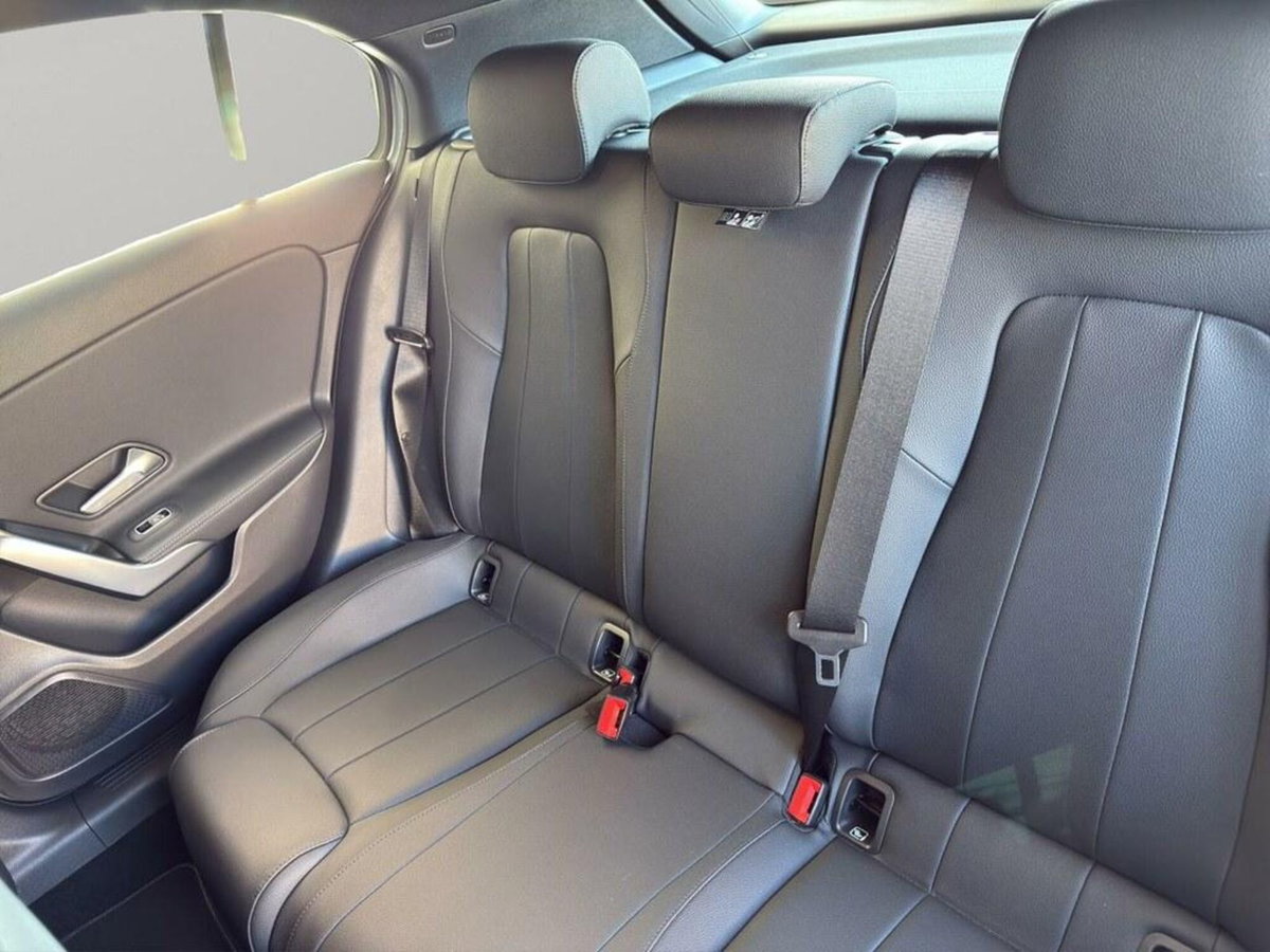 Mercedes-Benz Classe A 180 d Premium (14)