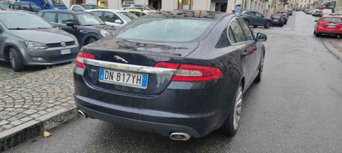 Jaguar XF 2.7D V6 Luxury (11)