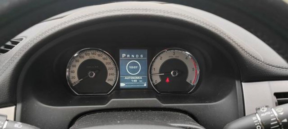 Jaguar XF 2.7D V6 Luxury (13)