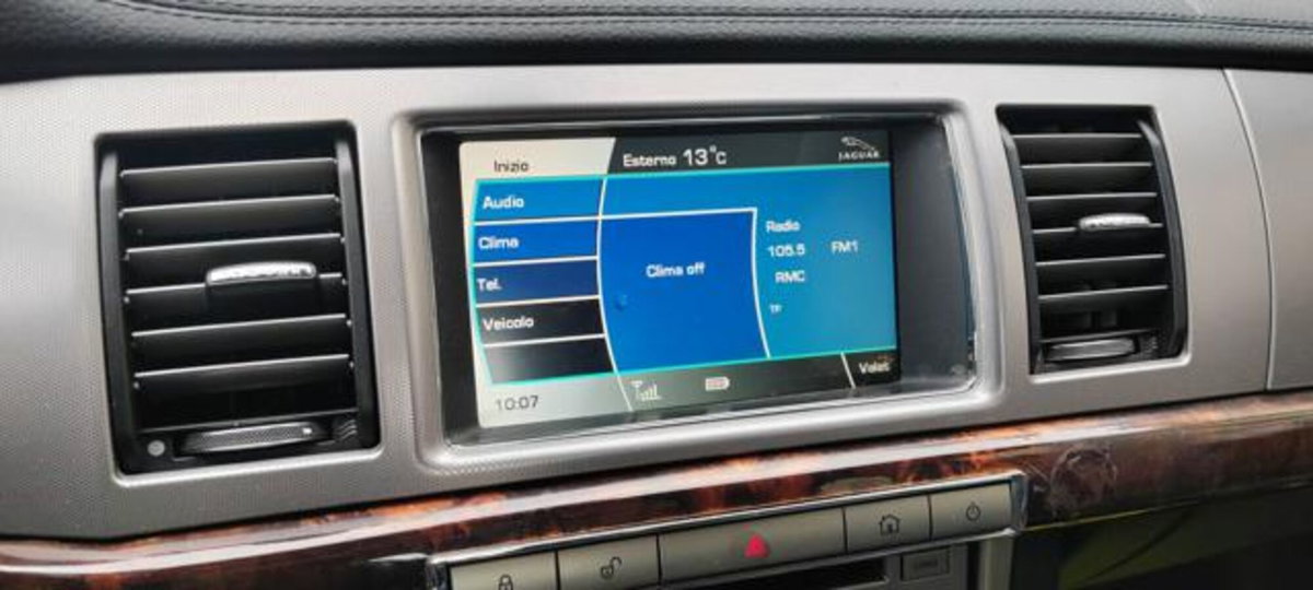 Jaguar XF 2.7D V6 Luxury (15)