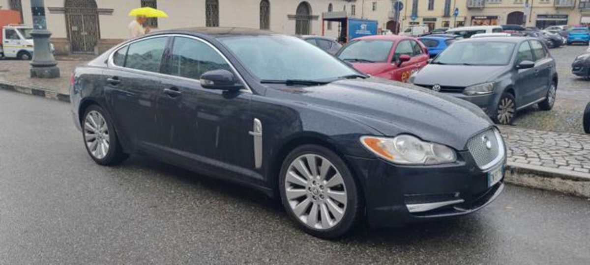 Jaguar XF 2.7D V6 Luxury (2)