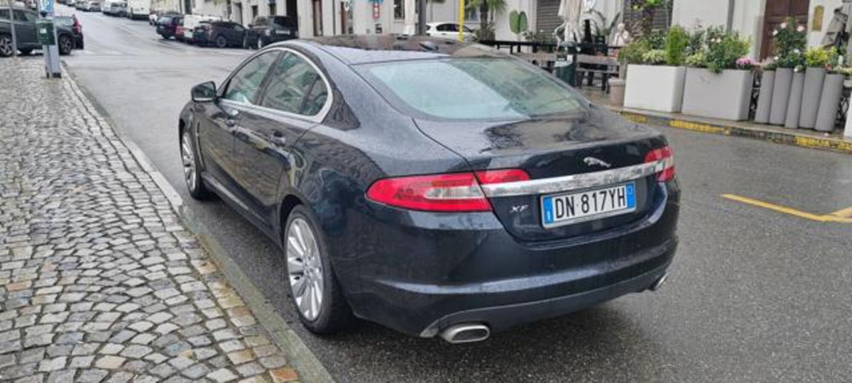 Jaguar XF 2.7D V6 Luxury (9)