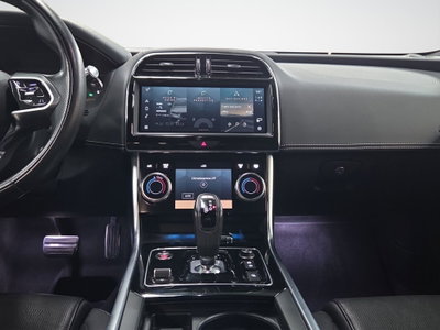 Jaguar XE 2.0 D 204 CV AWD aut. Black Edition (15)