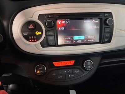 Toyota Yaris 1.D-4D 5 porte Active (13)