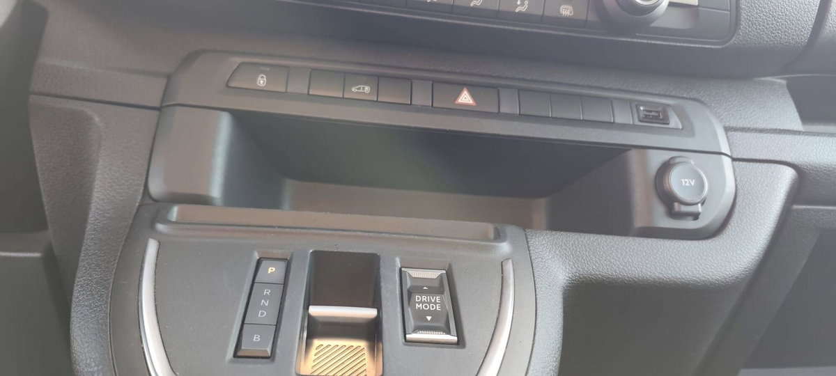 Peugeot e-Expert Furgone 75kW PL-TN Combi Standard (10)