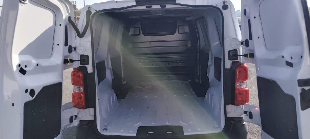 Peugeot e-Expert Furgone 75kW PL-TN Combi Standard (6)