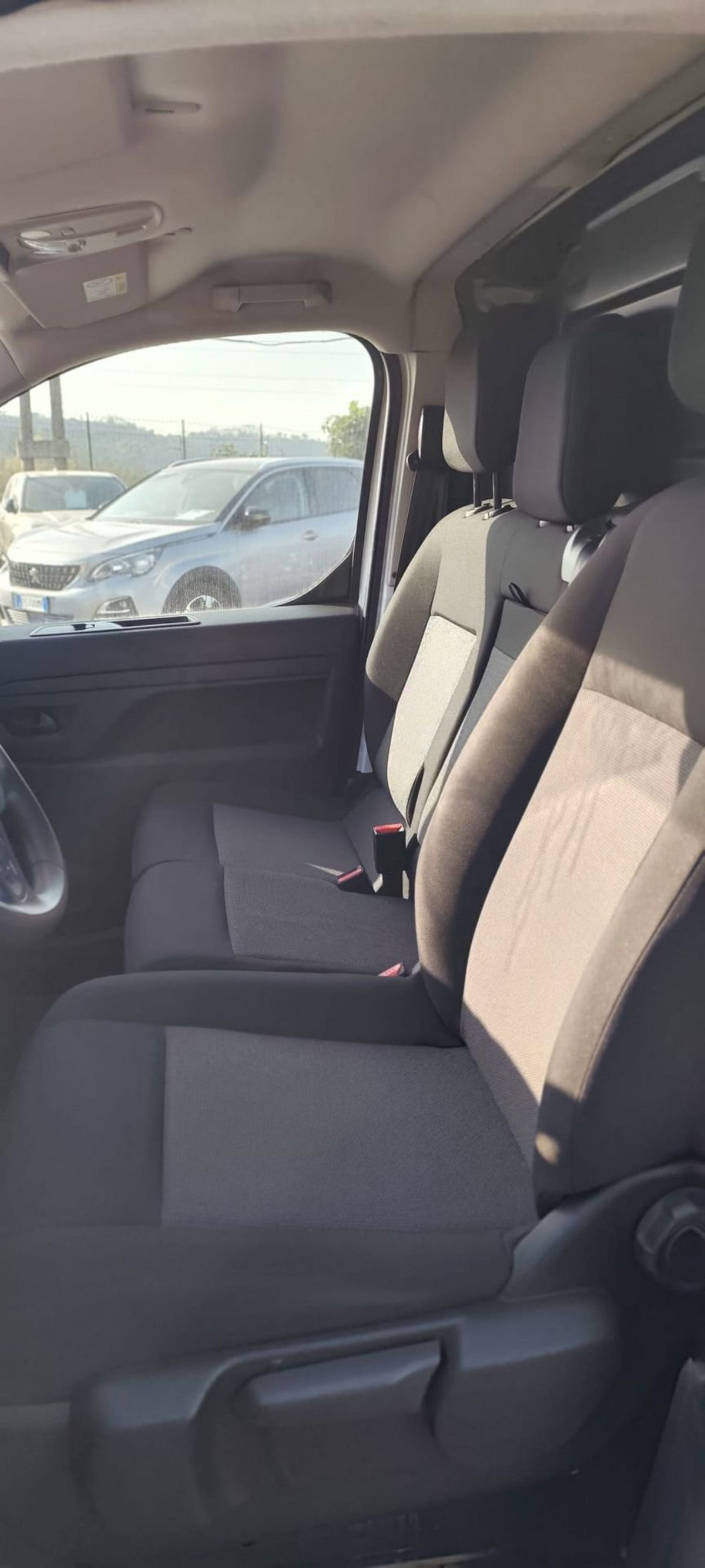 Peugeot e-Expert Furgone 75kW PL-TN Combi Standard (9)