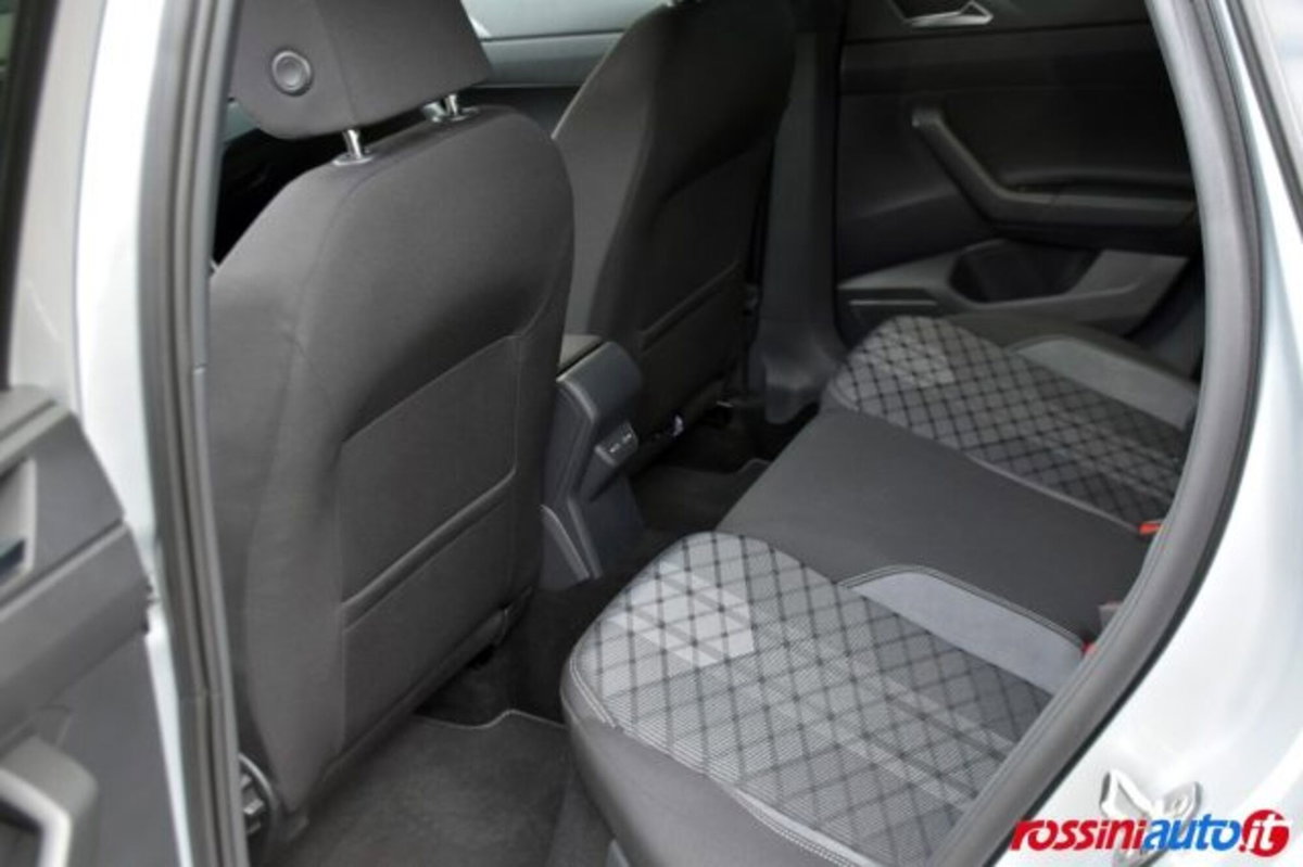 Volkswagen Taigo 1.0 tsi R-Line 115cv (12)