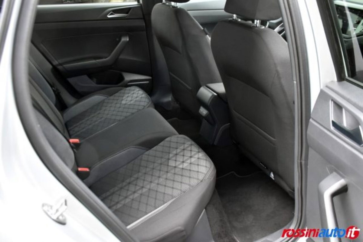 Volkswagen Taigo 1.0 tsi R-Line 115cv (13)
