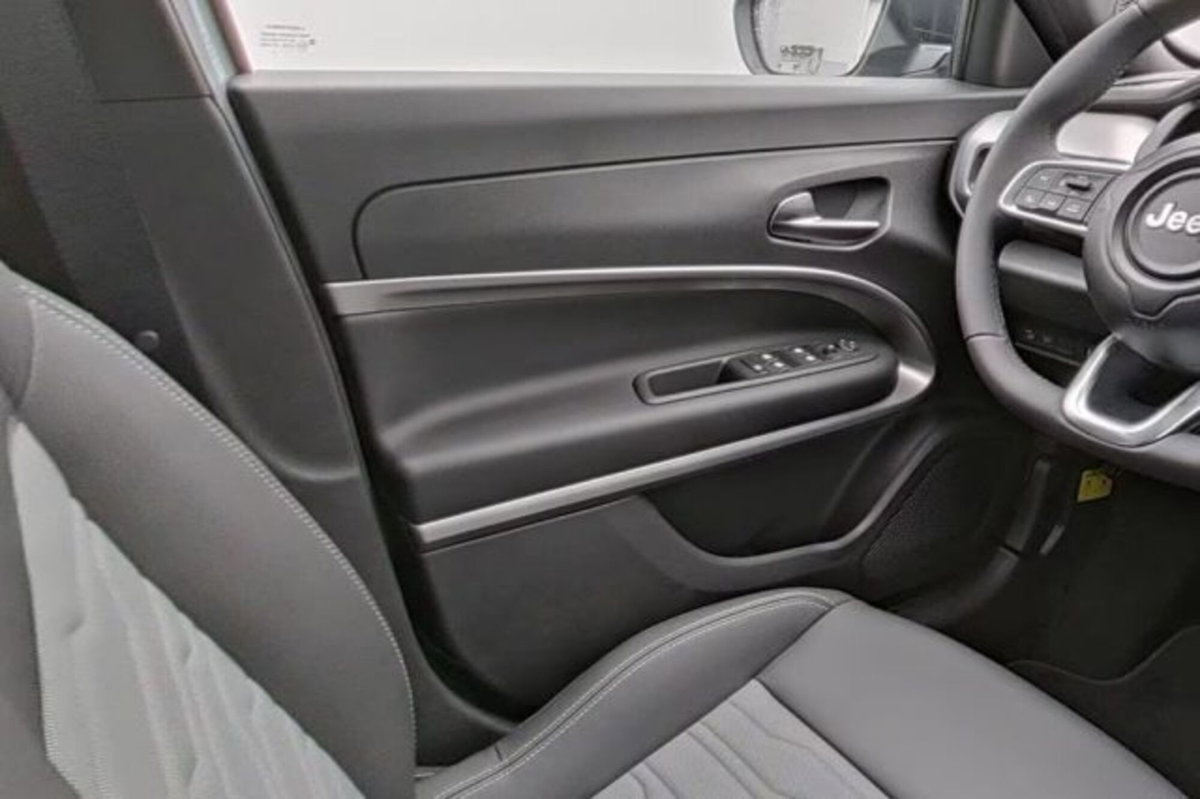 Jeep Avenger 1.2 turbo e-hybrid mhev Overland 4xe 145cv edct6 (9)