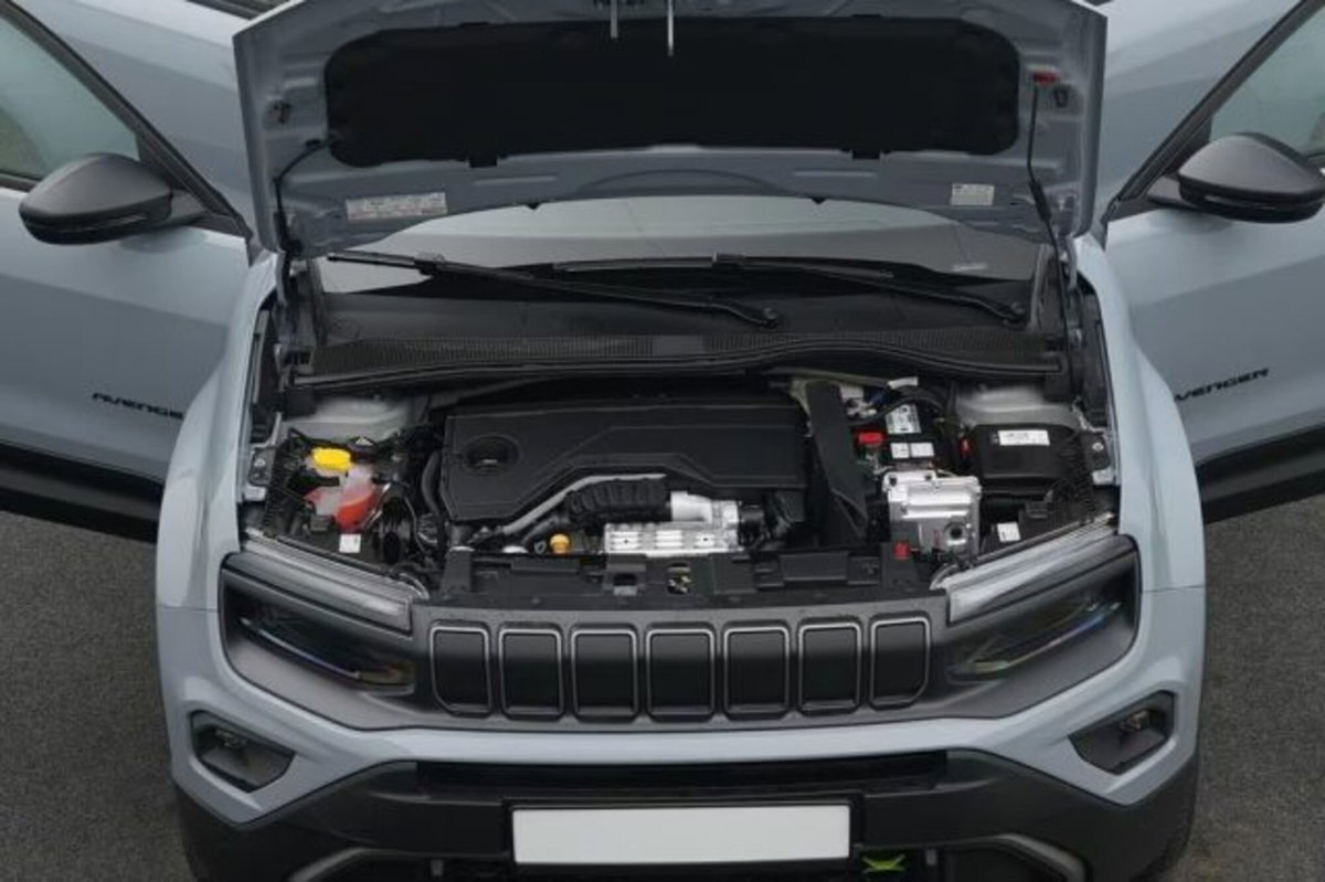 Jeep Avenger 1.2 turbo e-hybrid mhev Overland 4xe 145cv edct6 (4)